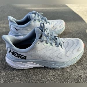 HOKA Womens Arahi 6.      Size 8 (medium)